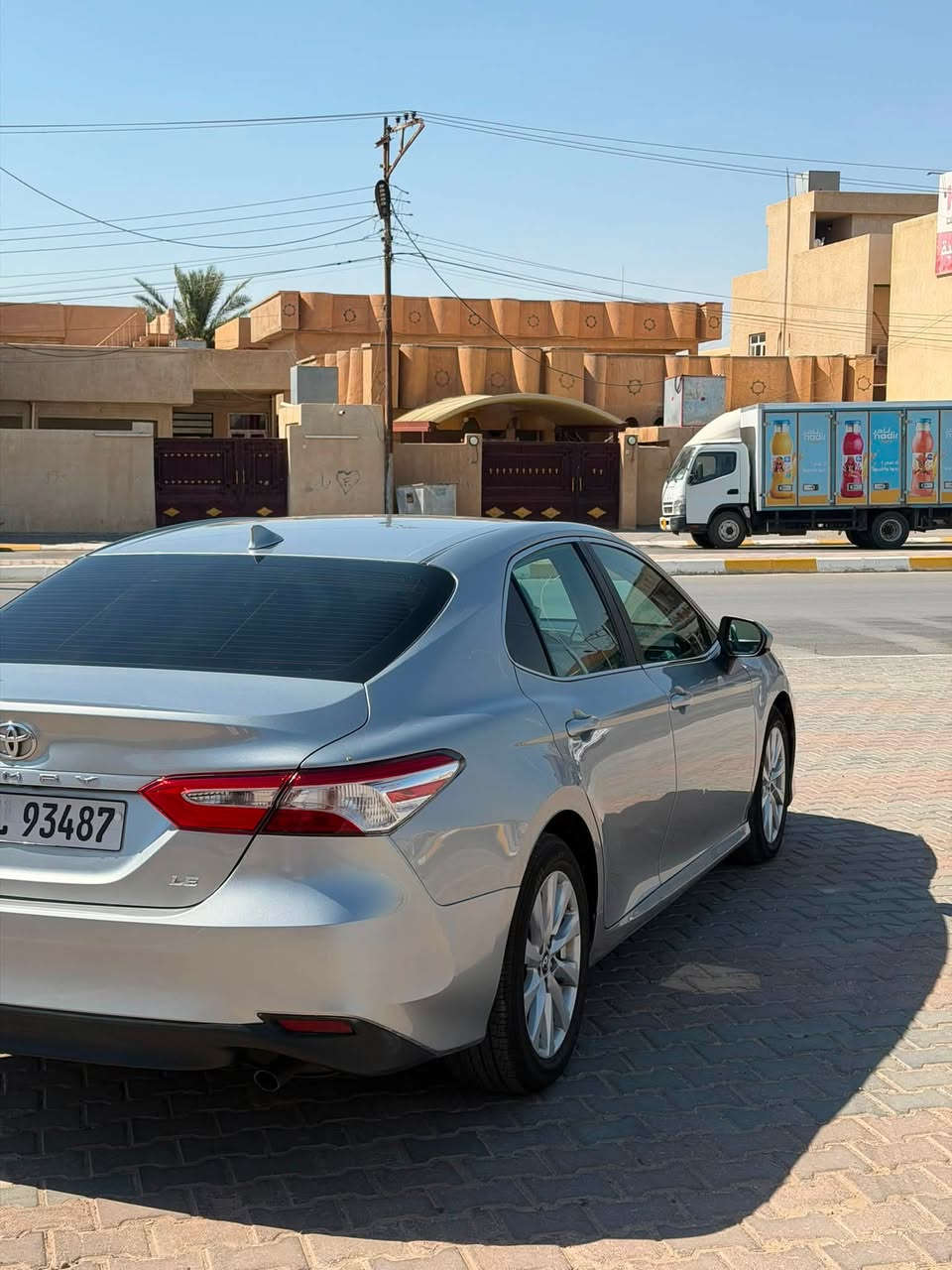 السلام عليكم الحلال للبيع
تيويوتا كامري (وارد امريكي) موديل 2019 LE 

رقم أربيل انكليزي جديد باسمي هزة جديد 

السيارة بدون صبغ فقط تكحيل بسيط في الجاملغ الخلفي الايسر فقطط 

بالنسبة لمواصفات السيارة كالاتي :

� المحرك: 2.5 لتر (4 سلندر) Dynamic Force
🔹 القوة: 203 حصان
🔹 العزم: 249 نيوتن.متر
🔹 ناقل الحركة: أوتوماتيك 8 سرعات
🔹 نظام الدفع: أمامي (FWD)
🔹 جنوط ألمنيوم 17 إنج
🔹 مصابيح أمامية LED
🔹 مرايا كهربائية مع إشارات جانبية
🔹 كاميرا خلفية
� شاشة لمس 7 إنج
🔹 Apple CarPlay (محدث )
🔹 Bluetooth وUSB
🔹 مقعد السائق كهربائي (8 وضعيات)
🔹 مقاعد قماش
🔹 مكيف أوتوماتيك
🔹 مثبت سرعة راداري (Adaptive Cruise Control)
� 10 وسائد هوائية
🔹 ABS مانع انغلاق المكابح
🔹 VSC نظام الثبات الإلكتروني
🔹 TRC مانع الانزلاق
🔹 نظام التحذير من مغادرة المسار
🔹 نظام منع الاصطدام الأمامي مع كشف المشاة
🔹 مساعد البقاء في المسار
🔹 مساعد صعود المرتفعات (Hill Start Assist)
 

  📍موقع السيارة: صلاح الدين-تكريت-القادسية 

للاستفسار اكثر الاتصال :

☎️ *********** اتصال رصيد + متواجد واتساب
