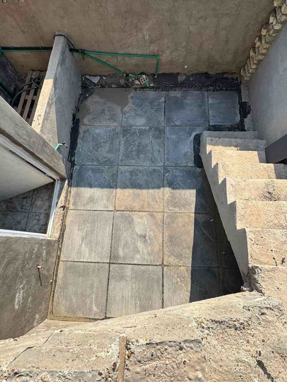 السلام عليكم 
بيت للبيع السريدات حي الشهيدين
مساحته 75 متر 
الواجهه 7,5 
طابقين نضيف جدا 
الطابق الاول مدخلين استقبال معزول الباب ماله + المطبخ معزول +غرفه نوم +صحيات +حمام خارجي
الطابق الثاني غرفتين نوم + صحيات + سطحين مطبكات شتايكر 
للاستفسار
***********
***********
