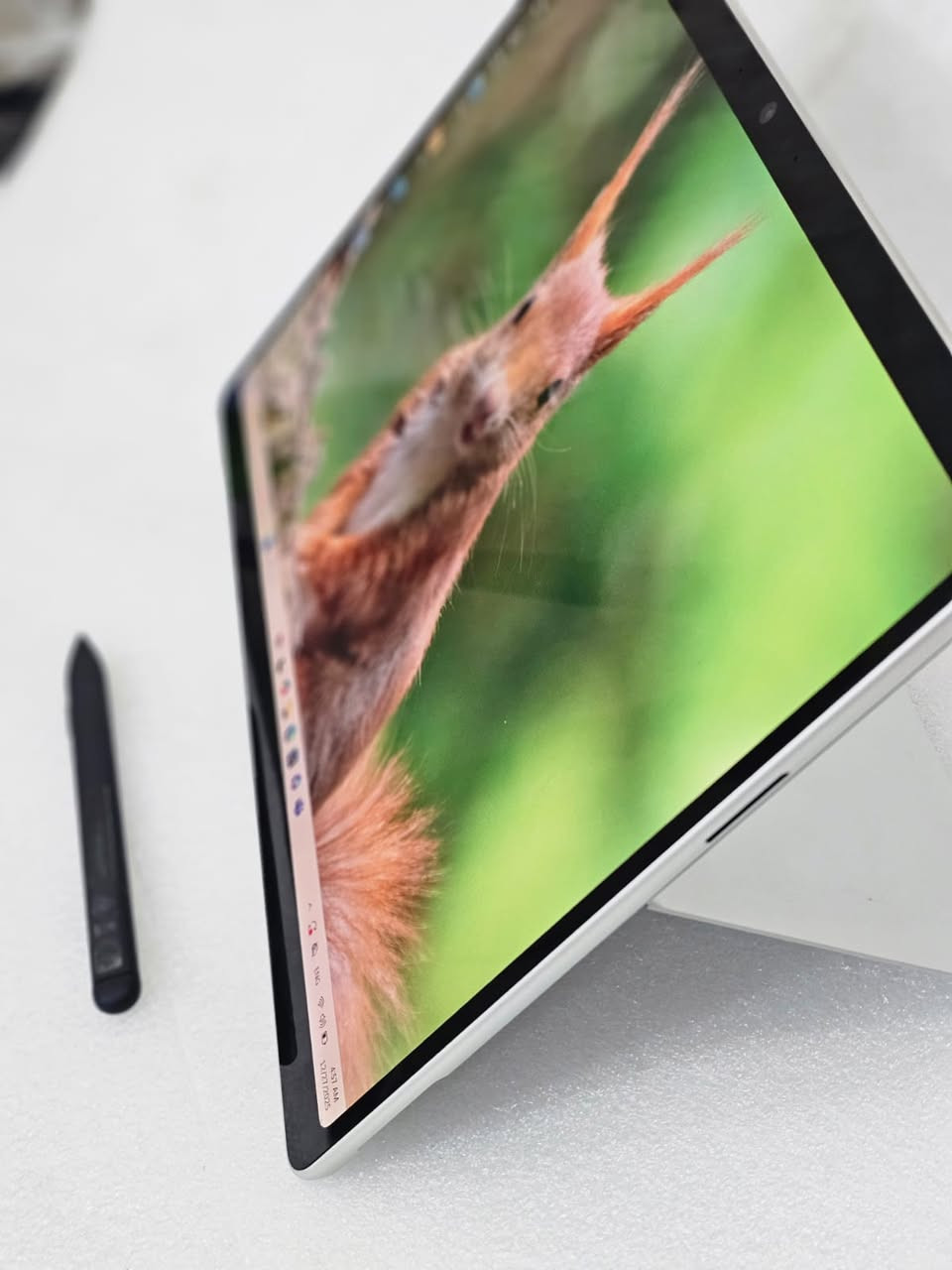 ·        وحش الذكاء الاصطناعي: Surface Pro 11th Edition (Copilot+ PC) 🐲  ( السعر ----مليون و 325 الف )
·        النسخة الأقوى والأحدث عالمياً، بمواصفات "فول" موجهة للمحترفين فقط. الجهاز الذي يجمع بين قوة اللابتوب ومرونة التابلت مع أحدث معالجات العالم.
·        🔥 نقاط القوة القاتلة في هذا الجهاز:
·        1️⃣ المعالج النادر: مزود بمعالج Snapdragon® X Elite بـ 12 نوات (وليس نسخة Plus ذات الـ 10 أنوية). أداء جبار، سرعة خيالية، وتوفير طاقة مذهل. 🐉💥 2️⃣ المساحة العملاقة: هارد 1 تيرابايت (1TB وليس  الـ 256 والـ 512، هنا مساحة تكفي لكل مشاريعك وبرامجك. 💾🚀 3️⃣ البطارية: شبه جديدة تماماً، عدد دورات الشحن 49 دورة فقط! 🔋✨
·       

·        💻 المواصفات الكاملة:
·        🔹 المعالج: Snapdragon X Elite (12-Core) - أقوى معالج Copilot+ PC. 🔹 الذاكرة (RAM): 16GB. 🔹 التخزين: 1TB SSD (النسخة الأعلى). 🔹 الشاشة: 13 بوصة لمس، تدعم الذكاء الاصطناعي لتحسين الصورة. 🔹 النظام: Windows 11 المحدث بميزات Copilot الكاملة.
·       

·        🎁 الملحقات (Full Set):
·        ✅ الكيبورد (Surface Keyboard). ✅ القلم (Surface Pen) بدقة استجابة عالية. ✅ الشاحن.
·       

·        💰 السعر التنافسي:
·        🏷️ 1,325,000 دينار عراقي
·                   .
·

✅
💰 السعر والمعلومات:  
📍 ملاحظة هامة: أسعارنا مدروسة بعناية وهي الأنسب في السوق، لذا نعتذر عن التفاوض على السعر 🛑
📞 للحجز والاستفسار***********📩 أو راسلنا مباشرة عبر رسائل الصفحة
