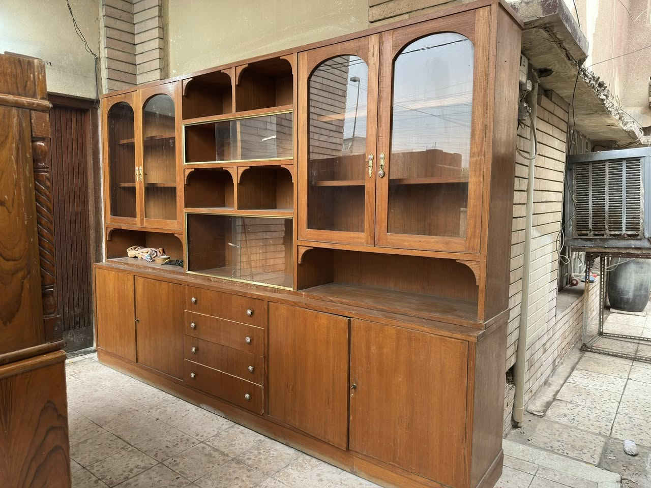 معرض خشب صاج للبيع
بوفية خشب كلاسك قديم للبيع البوفية نظيفة كما موضح بالصور 

مكاني شارع فلسطين 
٢٠٠ الف وبيها مجال 
***********
