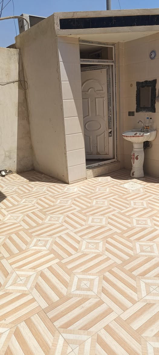 مراوس في قطعة أرض اينما تكون الفلوجه بحي الشهداء 
مشتمل المساحة 125 متر الوجه 6 وربع والنزال 20 متر طابق واحد البناء طابوق يحتوي على غرفة وصاله
واستقبال ومطبخ وحمام الارضيه بورسلاين حزام سيراميك الفلوجه حي الشهداء ال21 الف بظهر شارع 40 التجاري الشارع 10 مترقرب سكلة دروكه خدمات جامع مدارس 
او للبيع السعر 80 مليون قابل للتفاوض 
للاستفسار اكثر 
*********** واتساب
***********
