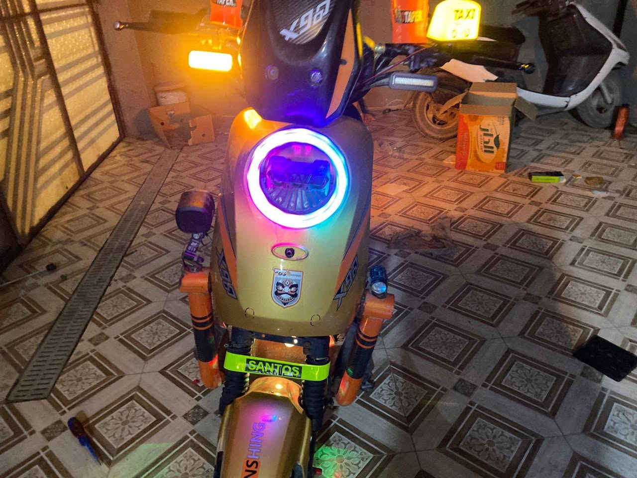 سلام عليكم دراجه للبيع 
نوع  X900 gt
تفاصيل الدراجه   
لون الدراجه مميز اصفر ذهبي 
تحتوي على بلوتوث 
تشغيل عن بعد 
لايت زنون 
خمس عدسات ناصي اصفر و عالي أبيض 
تحتوي على نشرات جانبيه 
تحتوي على درع 
عنبار رياضي 
دبلات امامي رياضي 
تحتوي على بصمه تشغيل من تشغله لتكول مشغل لاند كروز 🙃 
بطاريات خمسه كبار 
ملف  2000W يعني 🚀✈️
الدراجه مزوده من ناحيه الشكل يعني الشكل فول ومكفل 
بيه مثبت سرعه
سرعه  115 بل شاشه 
و كل هذا بس ب 475 وبيه مجال لأن بس الغراض البيه ب 100 
هذا راعيها @ فاو, البصرة


**إذا كنت صاحب هذا الإعلان وتريد حذفه لأي سبب، رجاءا أرسل رسالة إلى الدعم الفني**