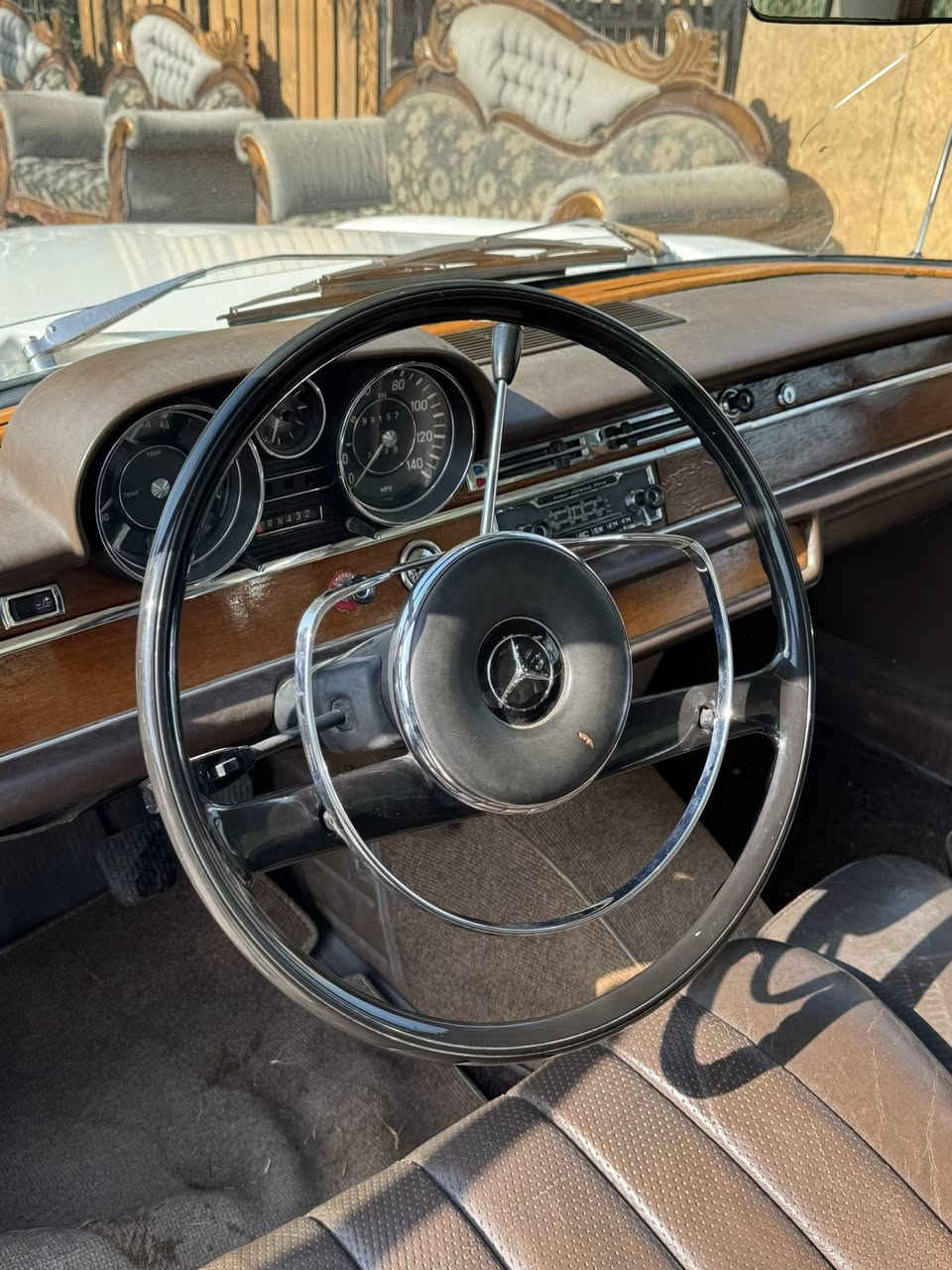 مارسيدس 1967 250se بلاديه كله كير ومحرك وغرفته كله بلادي مواصفات خاصه جام اربعه كهرباء وفتحه سقف شغاله تو كلر لون القماره بلادي قهوائي السياره حته مسجله بلادي وشغال كير اوتو تعليك محرك بانزين للاستفسار الاتصال ***********
