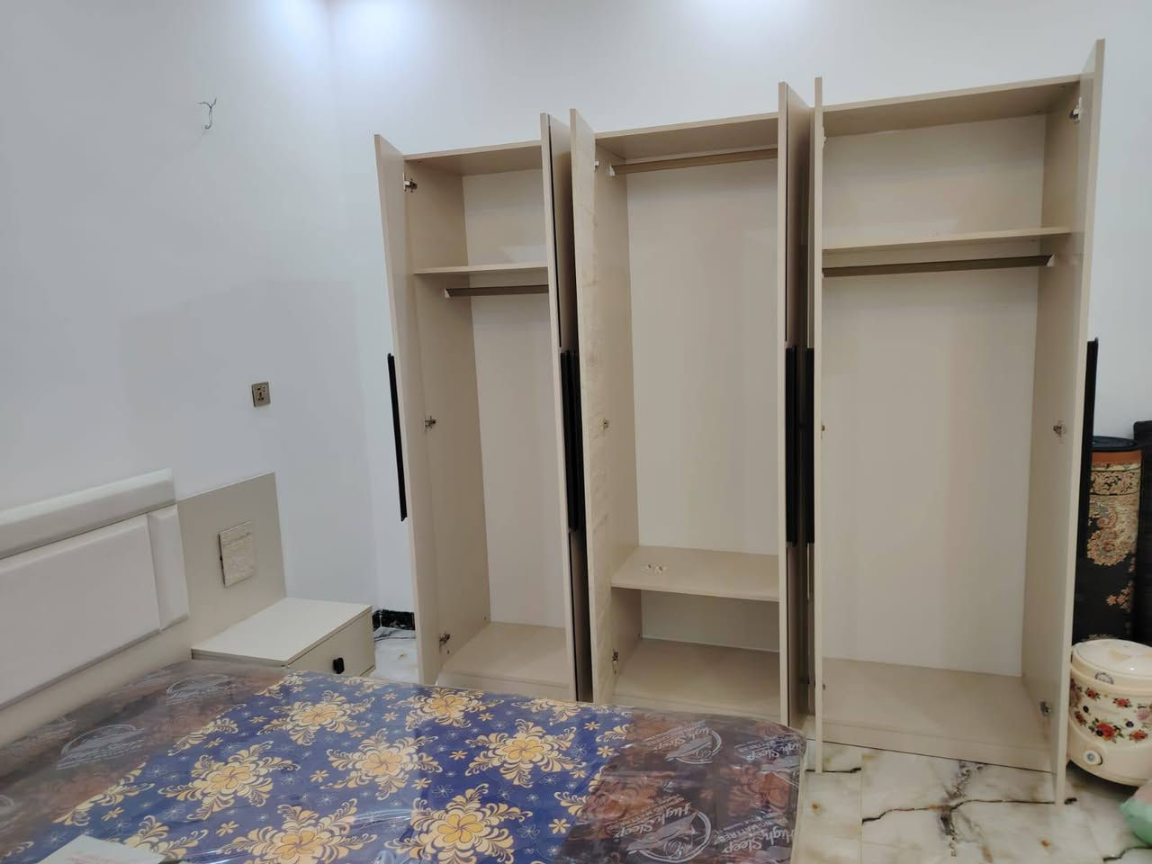 الغرفه البارحه اشتروها بس معجب العروسه ويردون يبيعو مثل متشوفوها بس شدو فارغه ودوشك بجيس الغرفه يوم واحد بس ماخذي سعرها 550 ويه دوشك  ***********
