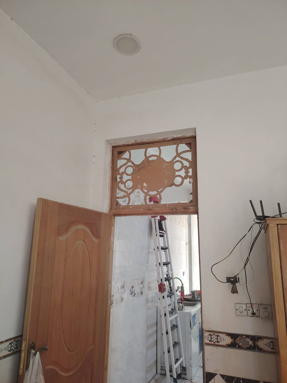 السلام عليكم بيت للبيع مساحته ١٦٨ متر طابو زراعي سند ٢٥ البيت جديد مشتغله على أيدي وموقع حلوو مقابل مستشفى المستقبل شارع ٨٠ ثاني بيت على الشارع وللعلم يصير مشتملين او اكثر ويقع على شارعين امامي وخلفي السعر ١٦٠ مليون وقابل للتفاوض للإستفسار أكثر اتصل ***********
