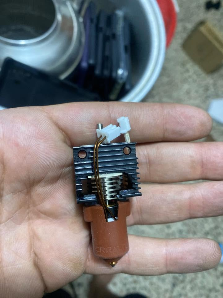 للبيع رأس بثق حراري وسيراميك كامل (Hotend Assembly) أصلي من شركة Creality الخاص بالطابعات ثلاثية الأبعاد السريعة. القطعة كاملة ونظيفة جداً وجاهزة للتركيب مباشرة.
ترهم للموديلات التالية:
 سلسلة K1: (Creality K1 / K1 Max / K1C)
 سلسلة Ender: (Ender-3 V3 KE) وتشتغل كترقية لموديل (Ender-3 V3 SE)
المواصفات:
 قدرة التسخين: سخان سيراميك دائري بقوة 60 واط (تسخين سريع جداً).
 تحمل الحرارة: يتحمل حتى 320°C لطباعة كل أنواع الفيلمنت المتقدمة (PLA, PETG, ABS, Nylon).
 الملحقات: يجي مع النوزل، غطاء السيلكون الحراري البني، وحساس الحرارة والفيش الأصلية.
الموقع: بغداد
السعر 30 الف
***********
