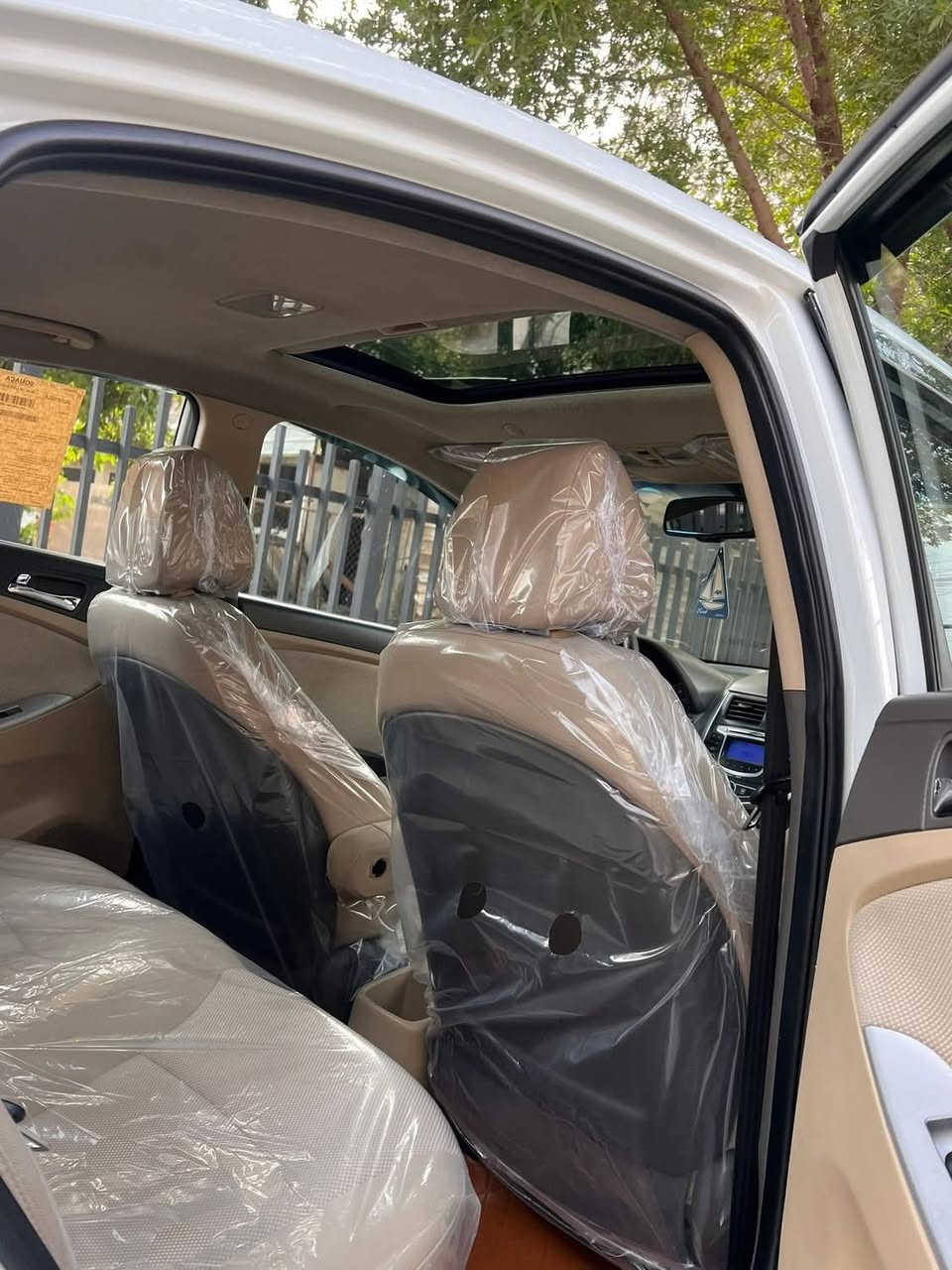 اكسنت موديل2012 بدون صبغ موصفات فول للخير. شاشه كامره فتحه سقف تحكمات ستيرن جهيتين اناره داخليه ويلكب عدد 5 دواخل بيجي عله وضع شركه  محرك 1600 ماشي95  مكان السيارة بغداد الكرخ￼￼***********￼
