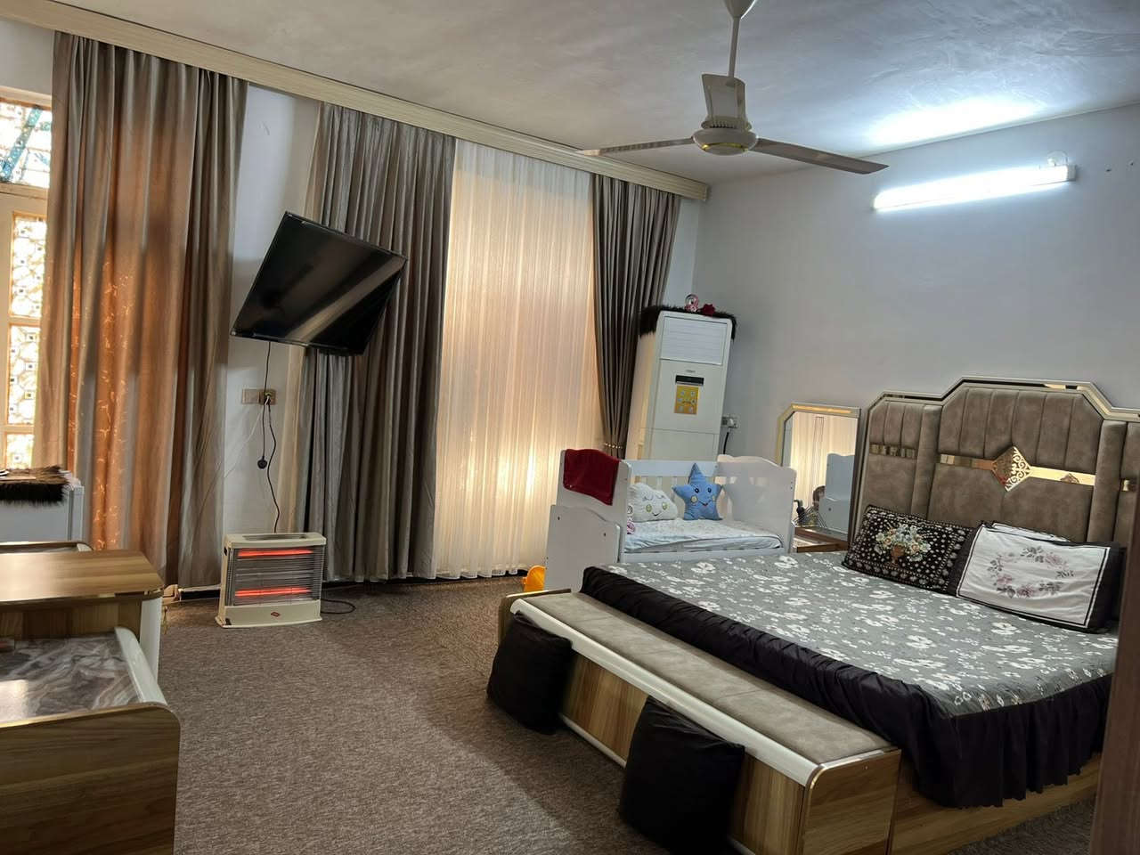 (دار للبيع خلف ١٠٠متر سوق شلال شارع المختار)ثلاثة طوابق يحتوي على 4غرف نوم و٤حمامات  واستقبال ومطبخ   بناء حديث درجة أولى السعر240مليون وبي مجال بسيط///‭٠٧٧٣ ٠١٤ ٣٣٣٥‬
