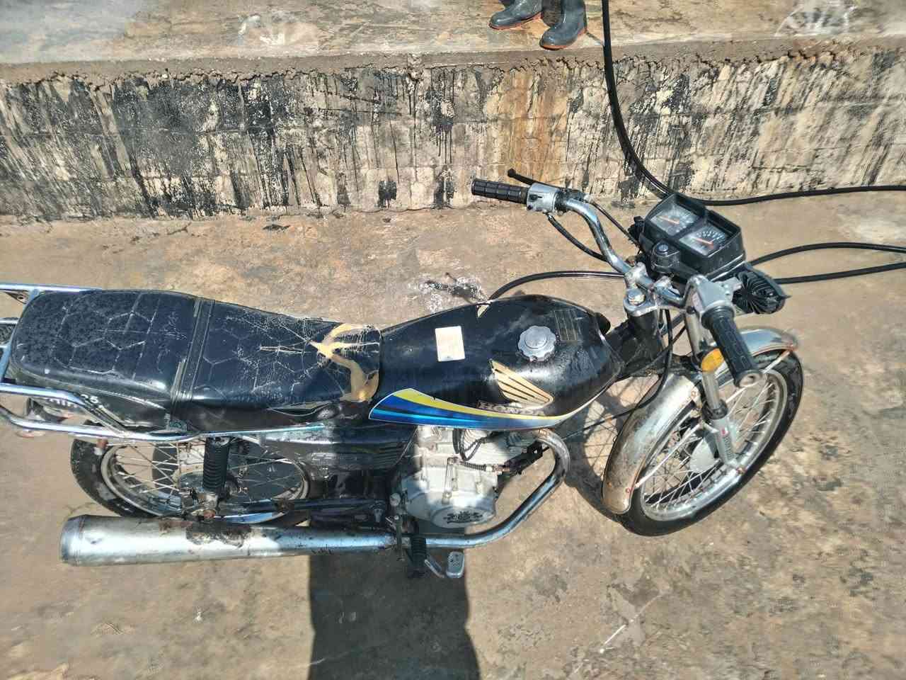 سلام عليكم دراجه ارشه البيع مديل 19 الدراجه نضيفه كهربائيات كلها شغاله الدراجه بدوون.. السعر 300وبيها مجال الشراي ورجآ الي موشراي الا يتصل يتعبني وتعبه العنوان الكوت الشحميه.. ***********
