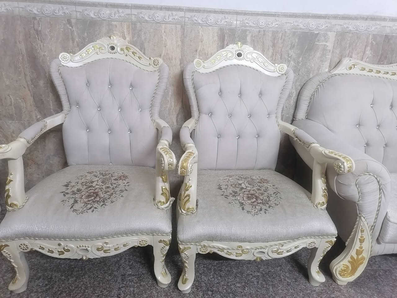 تخم للبيع عشر مقاعد لون اوف وايت السعر ٨٠٠ الف وبي مجال الاتصال على الرقم ***********
