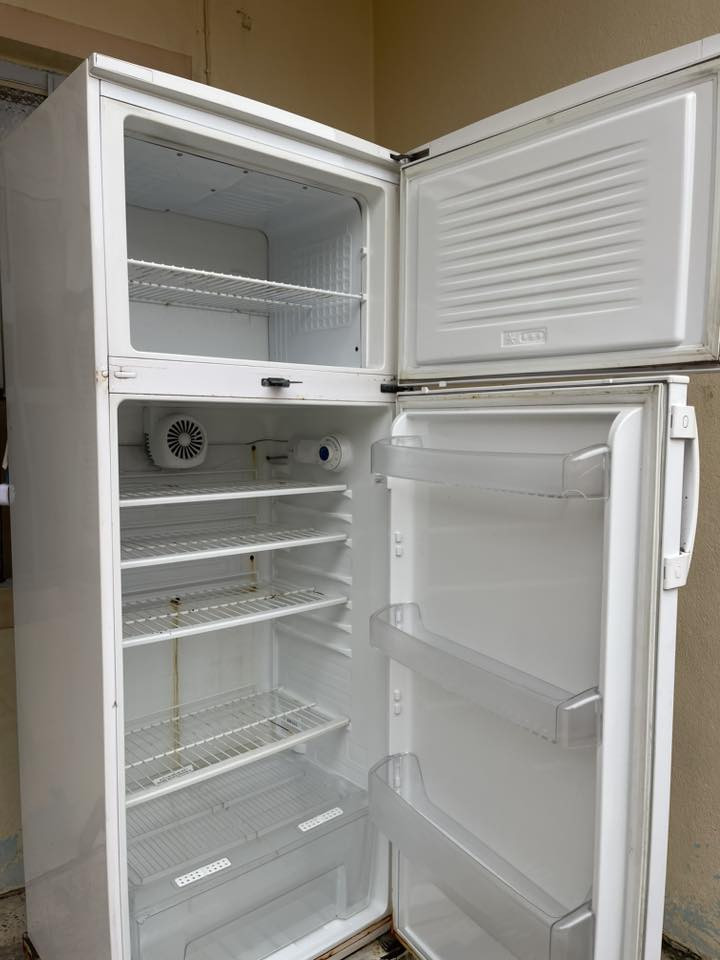 ثلاجة للبيع السعر ١٧٥ لاستفسار اتصل على الرقم ***********
