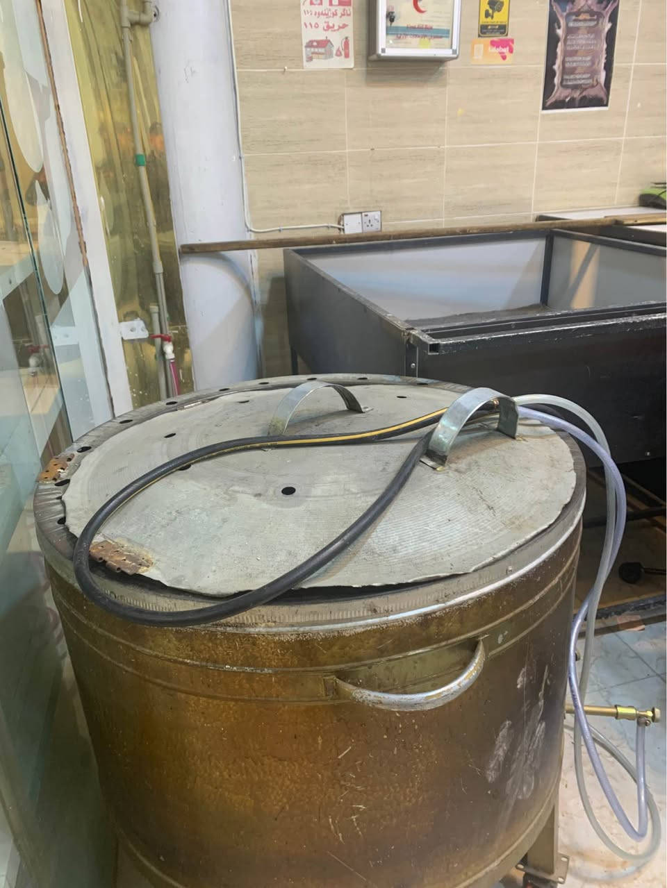 دوکانی فڕنی سەمونی حەجەری و نانەوا بە کامل ئەشیاوە بۆ کرێ لە سەرچنار
*********** السليمانية, العراق
