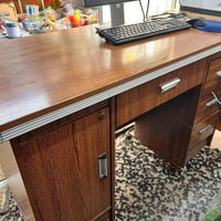 للبيع ميز  مكتبي نظيف مع قاعدة حديد  120/60  السعر 90 الف  07728466342