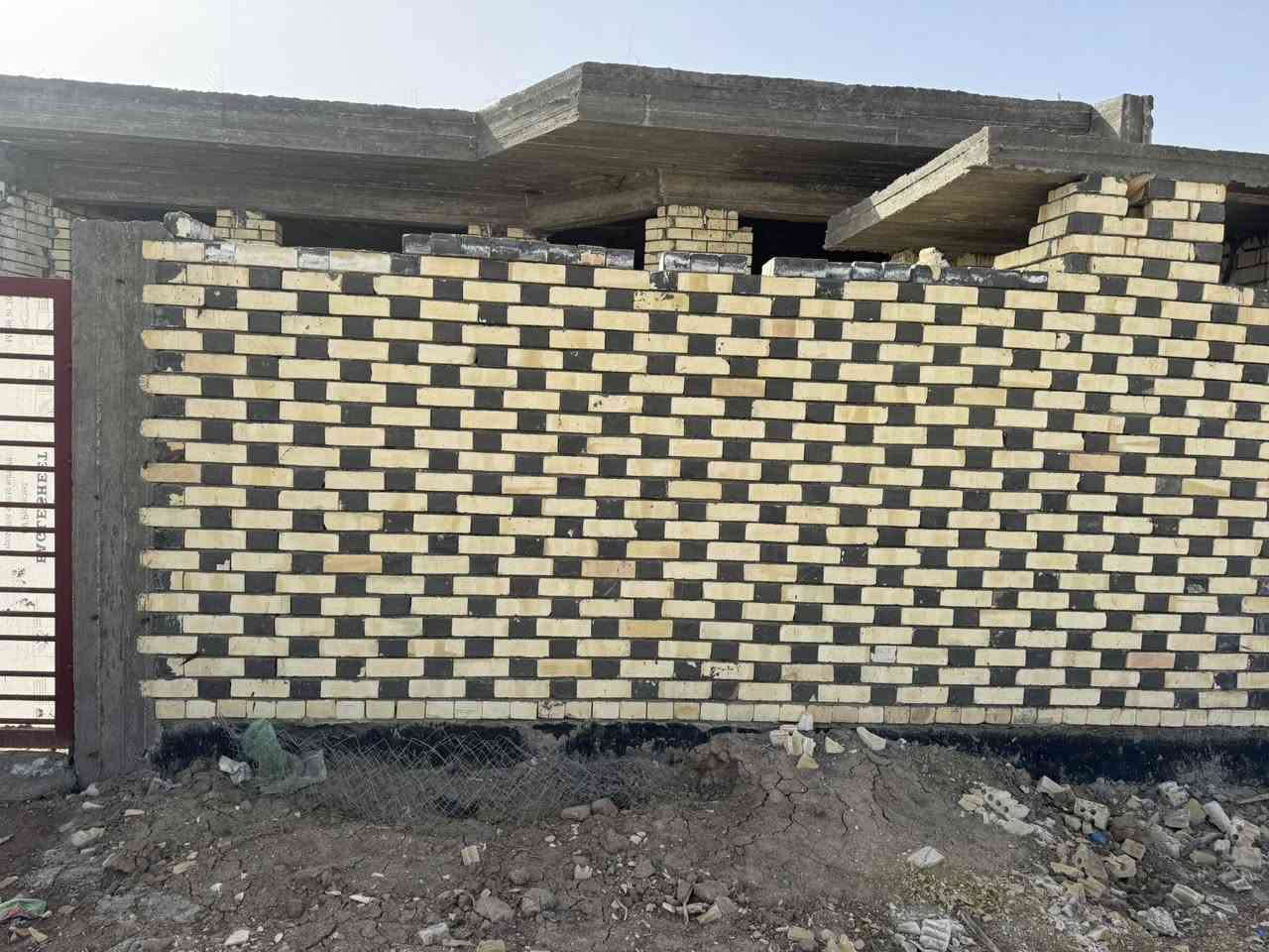 يالله السلام عليكم يعلن مكتب الخبير للعقار عن وجود هيكل طابو زراعي سند 25بناء طابوق مسلح يتكون من غرفه صاله مطبخ استقبال صحيات داخليه وخارجيه كراج سياره 
مساحته 150متر 
موقعه شارع سده محاويل مقابيل بانزينخانه الحمداني يبعد عن الشارع الرئيسي 150متر 
كافه الخدمات ماء كهرباء تبليط 
السعر. 37مليون بي مجال بصيط 
الاتصال ***********
