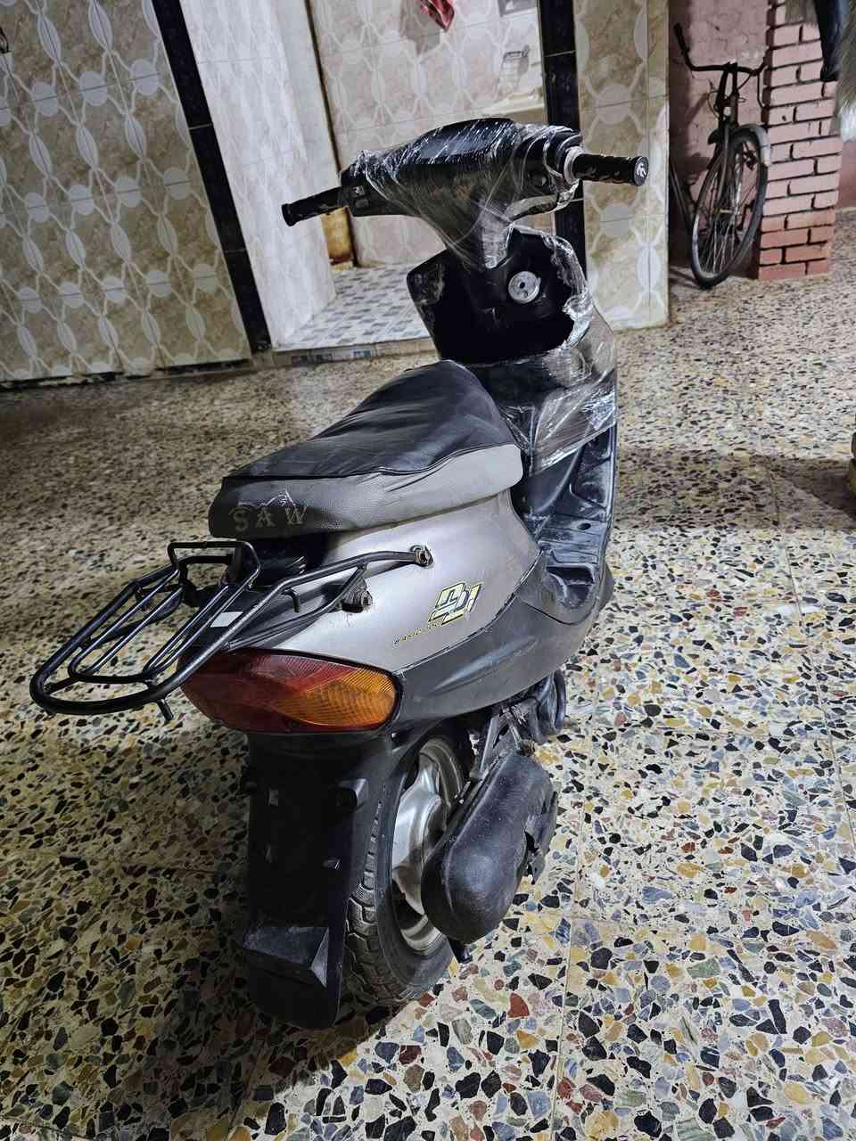 السلام عليكم دراجه يوماها ام ٩ زروف دراجه نظيفه كلش سلف وهندر شلعه حلوه كهربايات كله شغاله محرك ناعم كلش كما موضح ب الفيديو وتواصل مراسله الصفحه او عل رقم *********** بيه وتساب#
