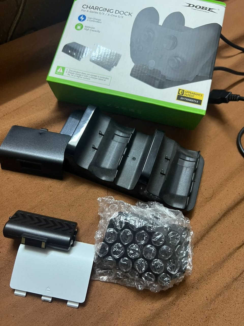 السلام عليكم شباب 
جهاز اكس بوكس سيريس نظافه ١٠٠٪؜؜ استخدام. قليل.  جداً شهر او اقل. بس هوه مشتري من ثلاث اشهر.   السعر ٣٥٠ الف + وياه هديه بطاريتين. وشاحنه كامله الهم. الجهاز ممفتوح وياه ايضاً حساب. وبي العاب.  كامل

للتواصل واتساب فقط ***********
