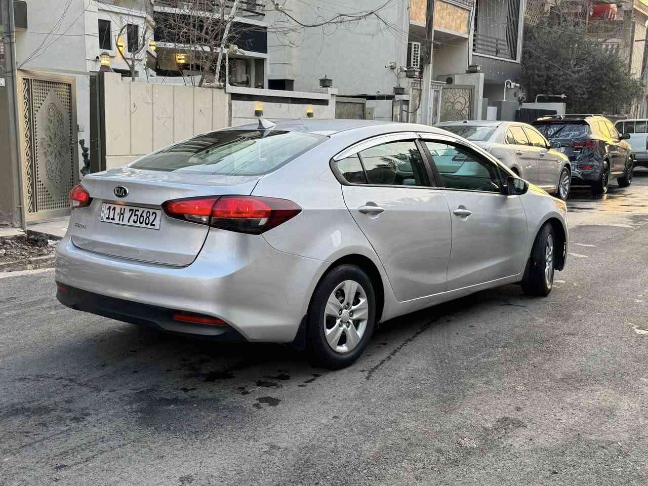 كيا فورتي 2017
حادثهة طخة بالبابين جهة اليمين بدون اي دواخل بجم كبس وهي السيارة كلهة بوضع الشركة
ماشية 61,000 جديدة جداً
محرك 2000 دوش
رقم بغداد الجديد باسمي
تحويل مباشر
مواصفات اعتيادية 
كير محرك تبريد صدر تايرات كلة مكفول برغي مابيهة نقص
السعر 125
مكانهة بغداد حي الاعلام 
***********
