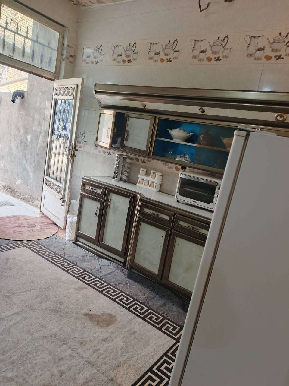 يا الله السلام عليكم اخوان دار طابو ملك صرف باسمي على شارع 80 خلف مجمع السلام السكني يحتوي على ثلاث غرف نوم وصاله واستقبال ومطبخ مجمع صحيات داخليه وخارجيه المساحه بلسند 180 واقع حال 250وبي بعد فضله كدام البيت بل150 
للستفسار ***********
