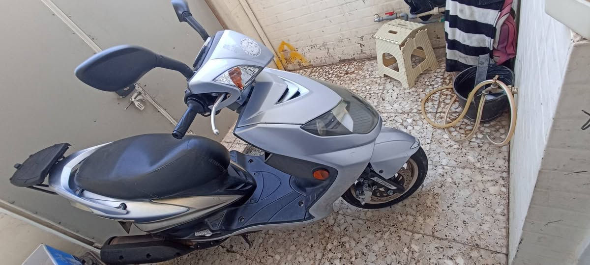 سكنز للبيع موديل 2010 كفاله عامه يابانه اصل خطين نازل مكانها حله سعرها على الاتصال ***********
