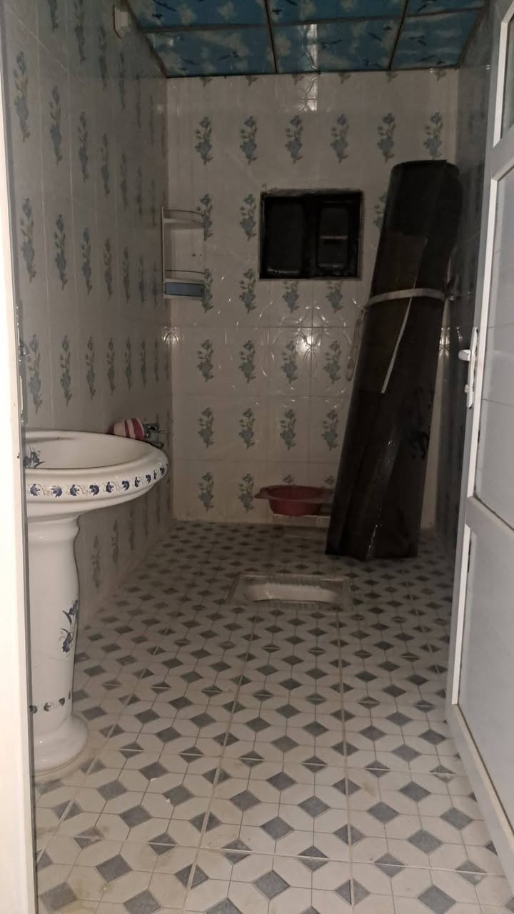 مساحه 300 متر
بيت طابقين كلو سيراميك 
5 غراف نوم +صاله عدد 2 حيل كبار +مضيف خطار كلش كبير +3حمام 
مساحه طرمه خير من الله +حديقه 
بس شراي يتصل اذا مو شراي لا تتصل 
سعر 150 وبي مجال 
***********
