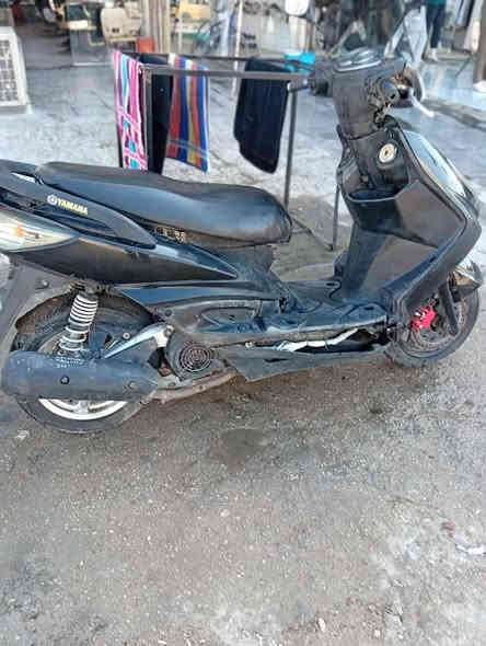 سلام عليكم دراجه سكنس فحل نضيفه مكينه بلاديه وناعمه دبلات امامي وخلفي جديدات تايرات جداد نقصهه قمجي مال السرعه ومال بانزين وتريشه الوضحه امامكم مستعجل على بيعتهه المكان البياع الشرطه الرابعه ب600 الف رقم ***********
