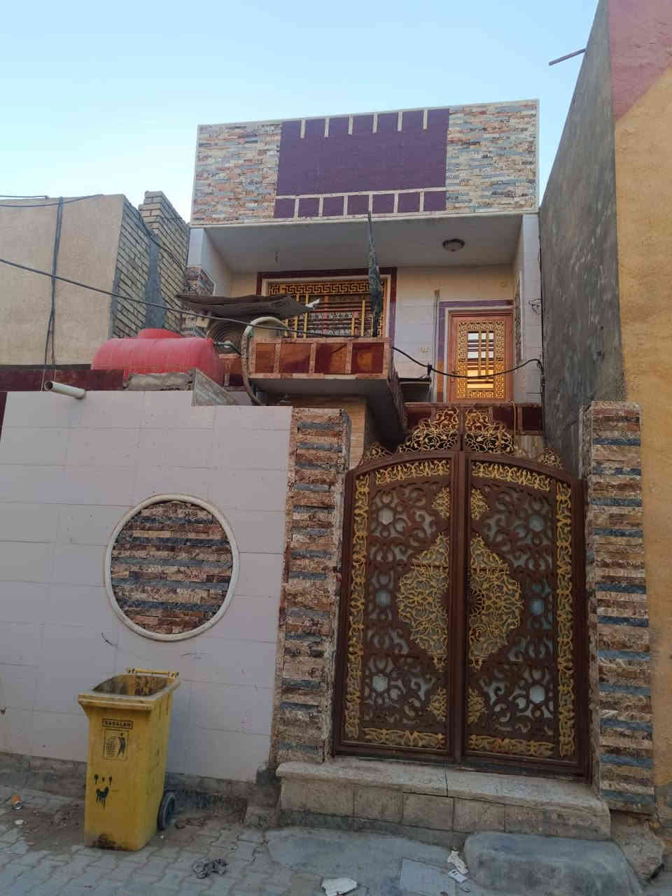 بيت طابو صرف ١٠٠ متر 
٥ في  ٢٠  بناء سنة ٢٠١٩

الموقعه كربلاء الحر بدايه شارع الكابينات  عن شارع الكوسترات ٢٠ متر قرب سنتر زمزم 

تفاصيل البيت  طرمه صغيره صحيات خارجية مدخل  استقبال مع ملحق للاستقبال مسوي منام لخطار ممر  لصاله 
الصاله  ٥ في ٥ بيها مطبخ بارد مفتوح على الصاله و من المطبخ البارد باب يوديك للمطبخ الحار وحمام داخلي
و غرفه نوم كبيره فوك مع مخزن
 السعر ١٤٥
البيت موقعه يخبل كلشي متوفر يمه 

***********
