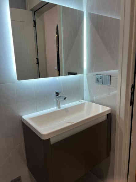 مغسلة مع مراية جديد مو مستعمل نوعية تركية اصلية سعر ٧٥ الف ***********
