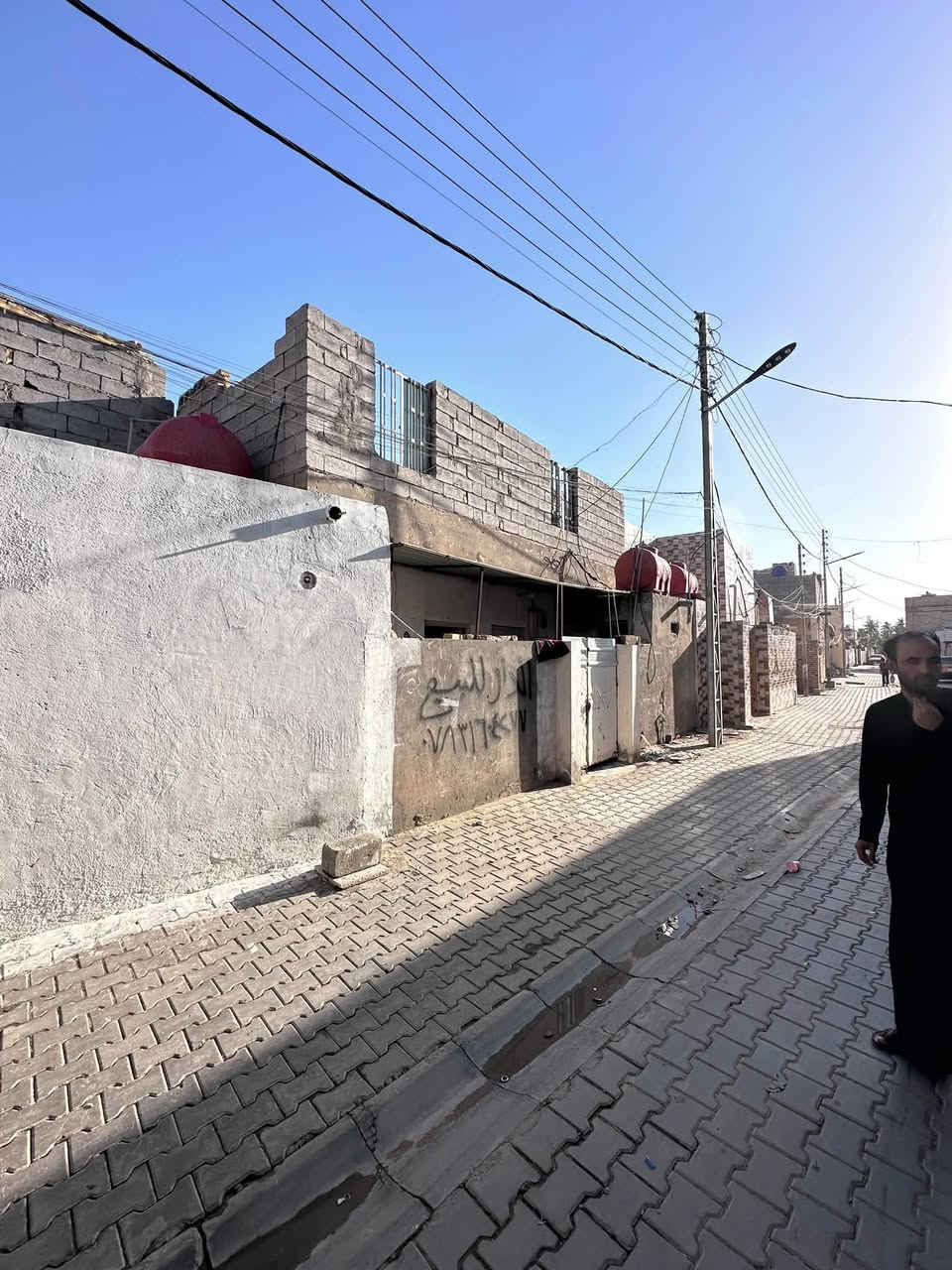 بيت للبيع خلف ملعب الحريه المساحه 100متر يحتوي علا استقبال 5—4صاله 6—4معا حمام داخلي ودرج مطبخ 4—3غرفت نوم 6—4انتصال ***********
