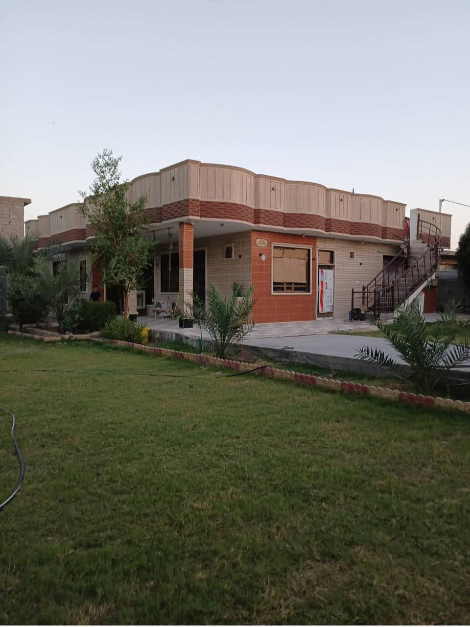 دار للبيع المساحة ١١٠٠ ومساحة البناء٢٢٥ الدورة البوعيثة مجمع النسور خلف أسواق جيهان و٢٥ للاستفسار ***********
