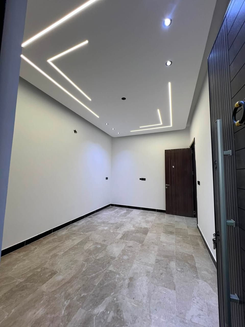 دار للبيع بمساحة 100 متر  تصميم حديث و شغل درجة اولى🏠
📍موقع البيت بغداد الكرخ حي الجهاد منطقة ديوان المخابرات 

تفاصيل البيت ⬇️

➖ طابقين ونص.
➖ الداخل 5 غرف نوم واسعة.
➖ صالة الاستقبال 
➖ مطبخ مرتب
➖ 3 حمام بنظام حديث

التشطيبات والمواد ⬇️

➖ الواجهة تغليف بورسلين.
➖ الأرضية مرمر 
➖ الشبابيك ألمنيوم عازل بجودة ممتازة.
➖ ديكورات داخلية

📌 للاستفسار و معاينة البيت ميدانياً

الاتصال على الارقام ابو يوسف ***********
