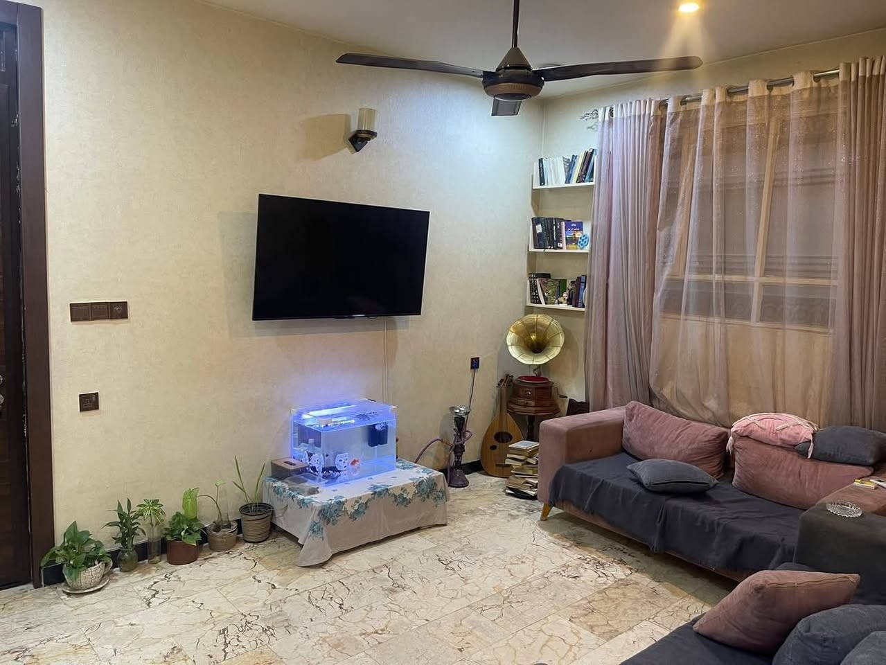 اعلاان ….                                                                                                             شقة للبيع موقع مميز الاعظمية الاخطل طابو ملك صرف المساحة 95 طابق اول تحتوي علي غرفتين نوم وصالة ومطبخ وحمام ومنور                                                                              العمارة ثلاث شقق فقط مدخل العمارة جانبي درج منفصل منطقة راقية غنية عن التعريف للمعلومات خاص او الاتصال على الرقم ***********
