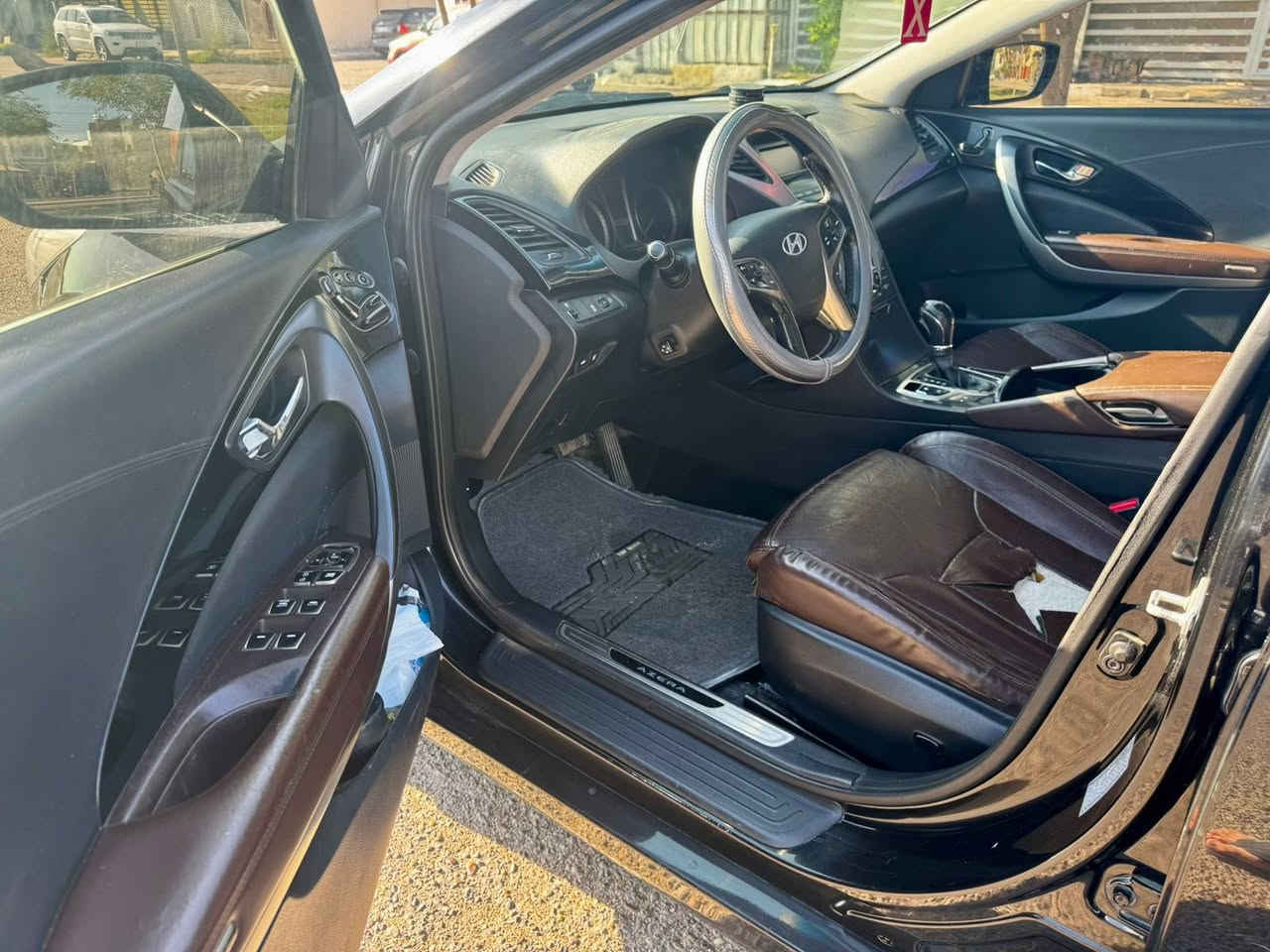 السلام عليكم ورحمة الله وبركاته 
مكلف بالنشر مكلف بالنشر بيع فقط 
ازيرا خليجية 2014فول مواصفات VIP اعلى فئة
مواصفات معروفة ميحتاج اذكرهن
السياره كفاله عامه السونار بالمنشور 
باسمي رقم سليمانيه 
محرك 6سلندر مكفول وعلى وضع الشركة 
صدر تخم تاير تبريد كله جديد
سياره استعمال شخصي يعني شي نظيف وممتعوبه
عنواني بغداد حي الجهاد 
السعر 130 وبيه مجال 

***********
***********
