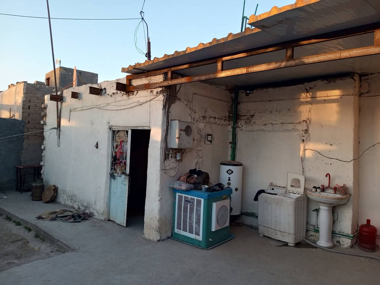 المساحه 250متر
البناء غرفه مطبخ صاله صحيات خارجيه
مجاري كامله مولده كهرباء انترنت ضوئي 
ميزانيه 
البيت مفوض بالطابو  
مقابل مخبز مهند 
فرع البزل 
للاستفسار اكثر ***********1
