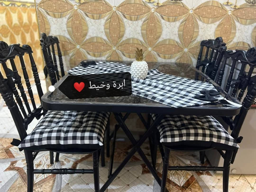 هذا السيت الجميل سعره 30 الف 
رنر +4 كوشات ديباج اماراتي+4 فيونكات للكرسي 
نوع القماش كاروهات اماراتي درجة أولى قطن 
متوفر بلون احمر فقط عليه عرض تخفيض  تركتلكم صورته بالمنشور


**إذا كنت صاحب هذا الإعلان وتريد حذفه لأي سبب، رجاءا أرسل رسالة إلى الدعم الفني**