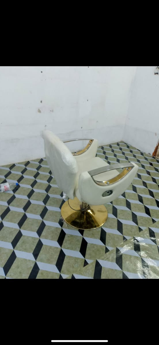 السلام عليكم كراسي حلاقه للبيع سعر الكرسي (٩٠) الاستفسار ***********
