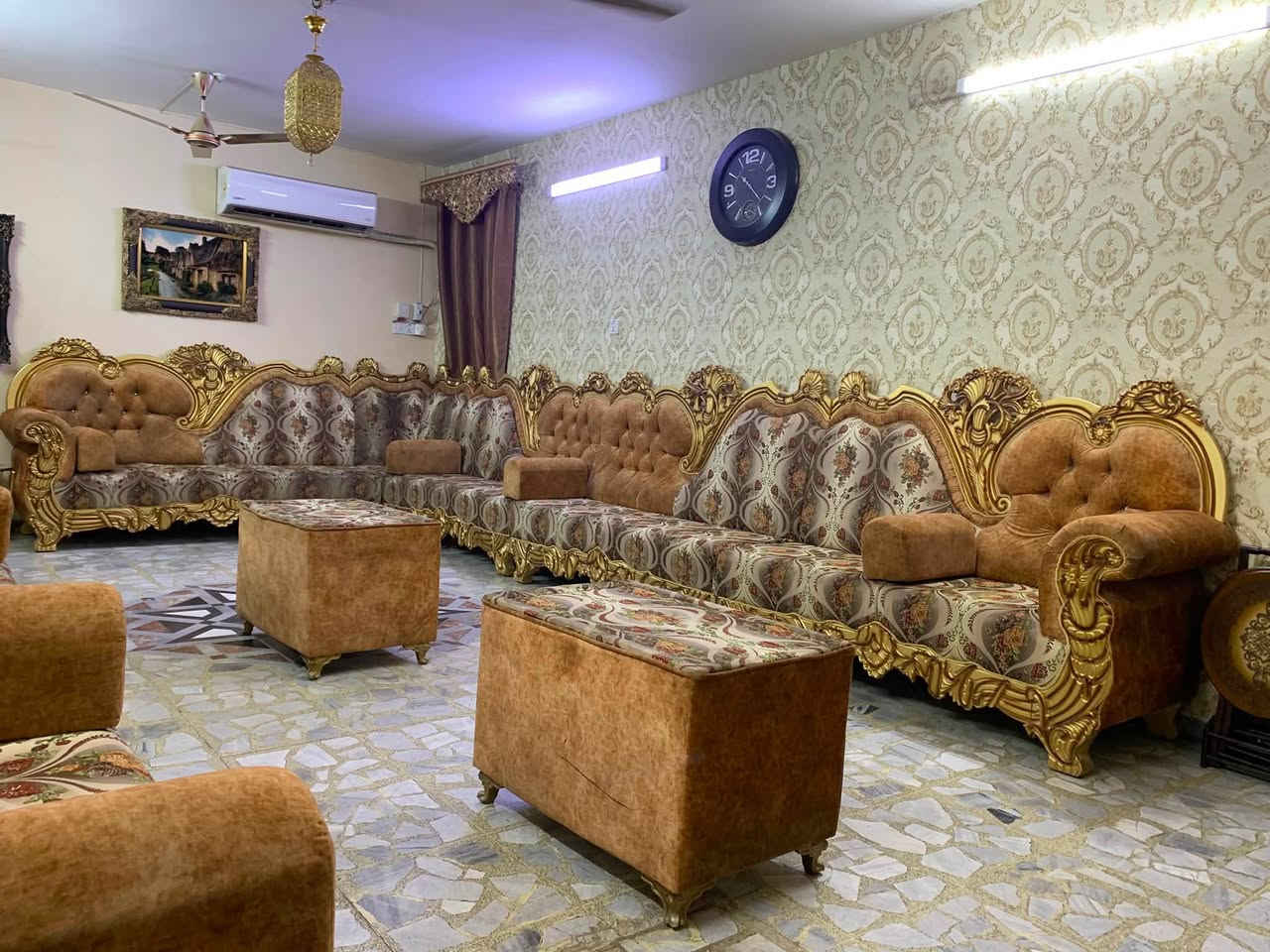 ديوان كبير جداً خشب عراقي توصاه القالب مالته خاص وافضل نوع اسفنج واطلر ذهبي والي يحب يجي يشوفه مليون هلا مكانه بغداد وياه طبلتين وعشر كوشات السعر 3 ملايين وبي مجال بسيط


**إذا كنت صاحب هذا الإعلان وتريد حذفه لأي سبب، رجاءا أرسل رسالة إلى الدعم الفني**