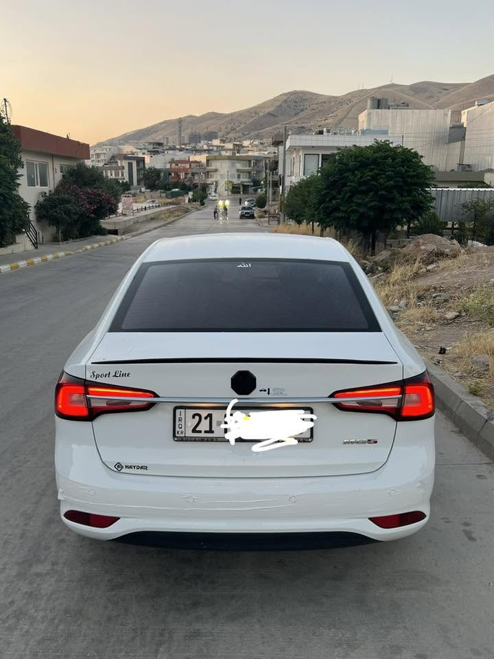 🚗 بۆ فرۆشتن: ئێم جی 5 (MG 5) مۆدێل 2025 🚗
🔹 مۆدێل: 2025
🔹 مواصەفات: ستاندارد پڵەس (Standard Plus)
🔹 ڕۆیشتن: تەنها 21,000 کیلۆمەتر ڕۆیشتووە.
🔹 دۆخی سەیارەکە: زۆر خاوێنە، هیچی پێوە نییە و بەشەرتە (بێ بۆیاخ و بێ سارد).

✨ جوانکاری و زیادکراوەکان:
سەیارەکە کامل جوانکاری بۆ کراوە و زۆر تایبەتە:
✔️ لایتی پێشەوەی گۆڕدراوە بۆ زینۆنی سپی (خۆی لە شەریکە زەردە، من سپیم بۆ بەستووە).
✔️ باڵی دواوە (سپۆیلەر)ی بۆ دانراوە و شێوەیەکی زۆر جوانی پێداوە.
✔️ بڵندگۆ (موکەبەرە) بۆ هەردوو دەرگای دواوەی دانراوە.
✔️ وایەری ئەمپلیفایەر (ئێمپیفایەر) بە تەواوی ڕاکێشراوە و ئامادەیە بۆ سیستەمی دەنگی.
✔️ گاعی (فەرشی) شەریکەی خۆی ماوە و زۆر خاوێنە.

⚙️ زانیاری زیاتر:

زەمانی شەریکەی لەگەڵدایە و ماویەتی.

سەیارەکە یەک دینار مەسرەفی نییە و بە تەواوی بێ کێشەیە، تەنها سواری بە و لێیخوڕە.

💵 نرخ: 109 گەڵا (10,900$) و مەعامەلەیەکی کەمی تێدایە.
📞 ژمارەی تەلەفۆن: [***********]
📍 شوێن: [شویین سلێمانی ]
