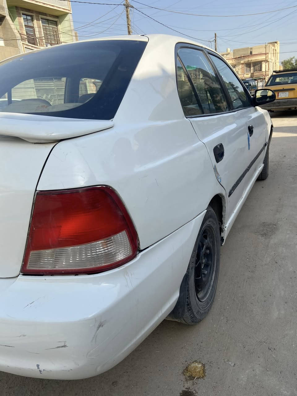 فيرنا موديل 2000 سيارة كاملة مابيها اي نقص
مكينة قبل شهرين مبدلها جديد
تبريد شغال 
كير عادي 
سعر 40 بيها مجال بسيط 
***********
