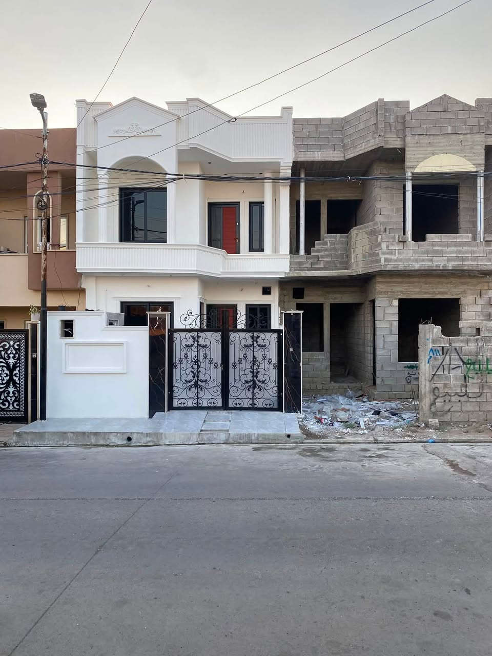 🏡🔥 بيع مستعجل جداً – داران توأم للبيع 🔥🏡

📍 الموقع: الملايين الثانية، قرب جامع لله ما في السماوات وما في الأرض.

📄 صنف العقار: سند زراعي (25 حق التصرف) مع وصل بلدية.

📐 المساحة: 120 م² لكل دار.
📏 الواجهة: 6 أمتار لكل دار.

🏠 مواصفات كل دار:

* طابقان.
* كراج.
* غرفة استقبال.
* هول.
* مطبخ.
* غرفة نوم في الطابق الأرضي.
* مجاميع صحية.

🔹 الطابق الثاني:

* 3 غرف نوم.
* غرفة ماستر (سويت).
* هول.
* مجاميع صحية.

✅ الداران بنفس المواصفات والتصميم.

📞 للاستفسار:

* الاتصال أو واتساب:
    ***********
    ***********

⏳ بيع مستعجل… الجادون فقط.
