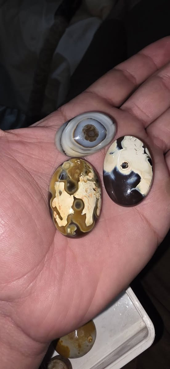 ياالله السلام عليكم احجار نوادر ٣٠ قطعه بيعه وحده ***********
