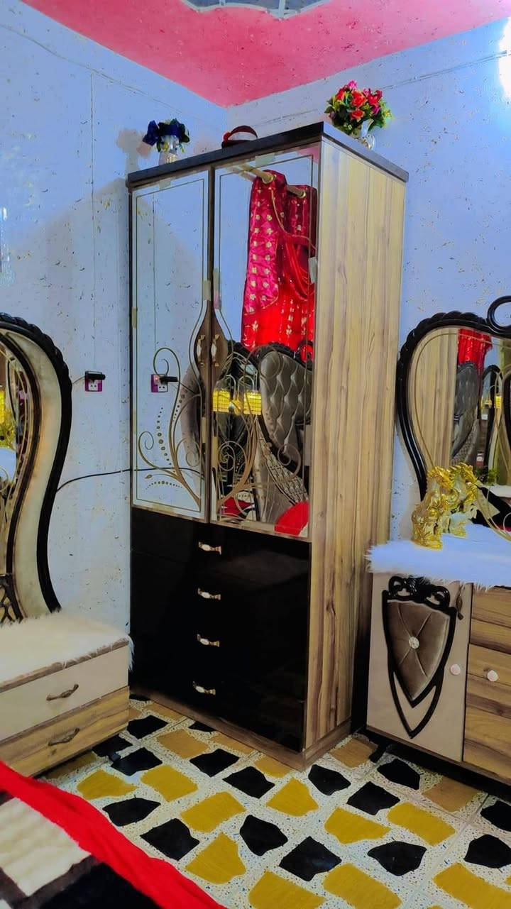 سلام عليكم غرفة اخشاب تركيه نضيفه مستعمله تجي تشوفه وتشتري  مكاني حلة ***********
