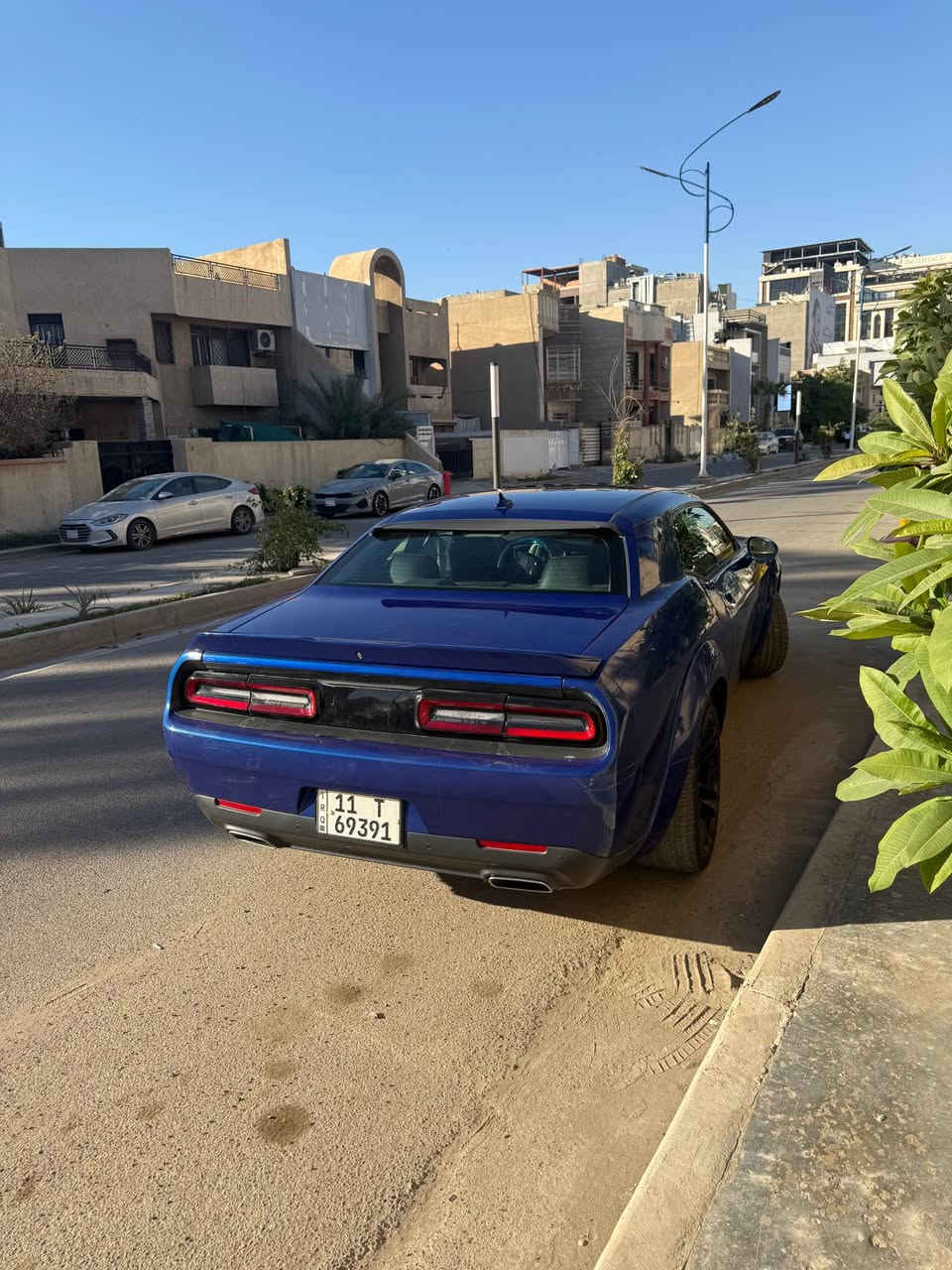 السلام عليكم 

Dodge Challenger 2018 
عداد المسافه 78 الف كيلو متر 

موصفاتها فول 
سلايت 
كشن كهرباء
شاشه كبيره 
تدفئه وتبريد مقاعد 
وباقي المواصفات معروفه 
ضربتها ضرار خفيفه من كل الاتجاهات ومصبوغه حزام بدوون ايرباك 
سعرها 157 ورقه وبيها مجال مكان السياره بغداد الداوودي وتحويل مباشر بأسمي للاستفسار اكثر 
*********** بغداد, العراق
