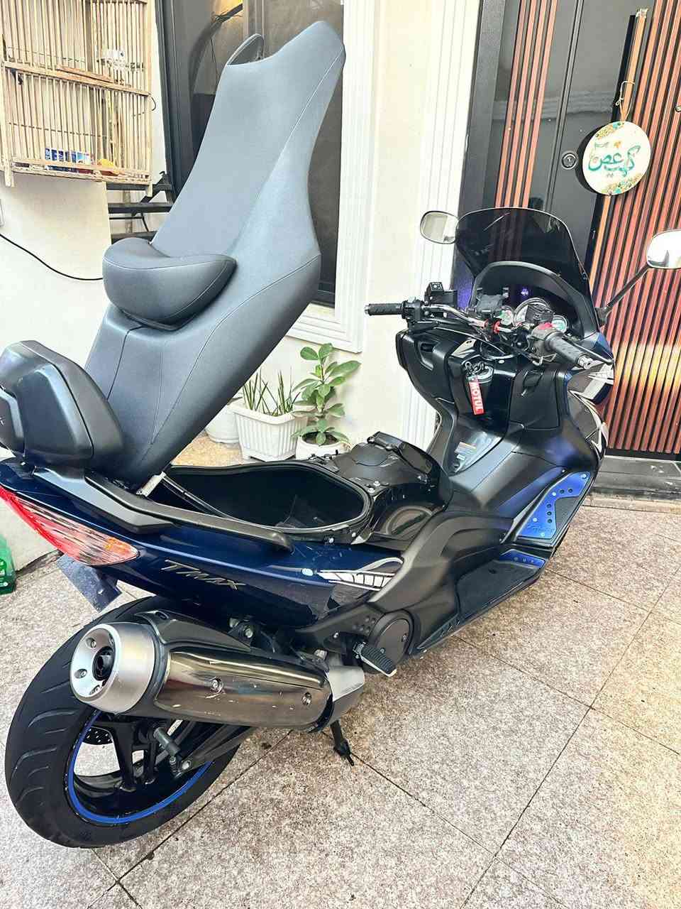 سلام عليكم شباب ( الله هم صلي على محمد )
للبيع TMAX  موديل 2011
 جديده مكفوله كفاله عامه من التاير للتاير وياها 3 سويجات 
لون ازرق 
ستيرن رياضي 
مكاني الشعب شارع الصحه 
سعر 41 ورقه وبيها مجال واليشوفها غاليه يذكر الله ويصلي ع نبي كلشي اكو بالسوك
***********
الشعب شارع الصحة
