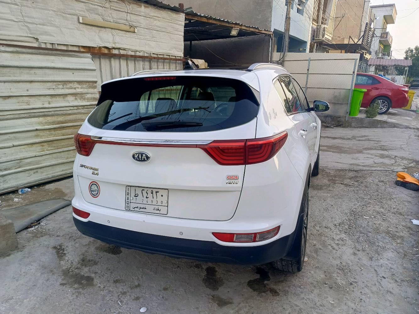 السلام عليكم
سبورتج 2018 خليجي
محرك GDI 2.4 AWD
فول مواصفات
مواصفات الجيتي لاين  بس بدون صندوك الكهرباء والتبريد بلكشنات
  غرفتها نضيفه بلادي جانت مغلفه من اول يوم كشنات سبورت حضن لونين جلد مخرم
حداديتها جديده تايراتها نص عمر بطاريه جديده
دسكات دبل لنك جديده يعني السياره مناقصها شي حتى حمام متحتاج
دهن كير جديد تم تبديله على ضوء الكتلوك بعد ماعبرت ال 120 الف كيلو
بلاديه على وضع الشركه لا مبدل بيها شي ولا عاطل  بيها  شي ولا مبرمجه 
السياره اخذتها زيرو بسنتها وعلى ايدي ومكفوله من كلشي الا من رصعات على الجانب الايسر تتصلح بارد او بي دي ار اني ممشتغلها مخليها على وضعها
ماشيه 127 الف كيلو

   متواجد بغداد بحي الجهاد وحي الحسين والسيديه
رقمي *********** ومتوفر واتس اب
السياره عارضها 185  وبيها مجال ان شاء الله
