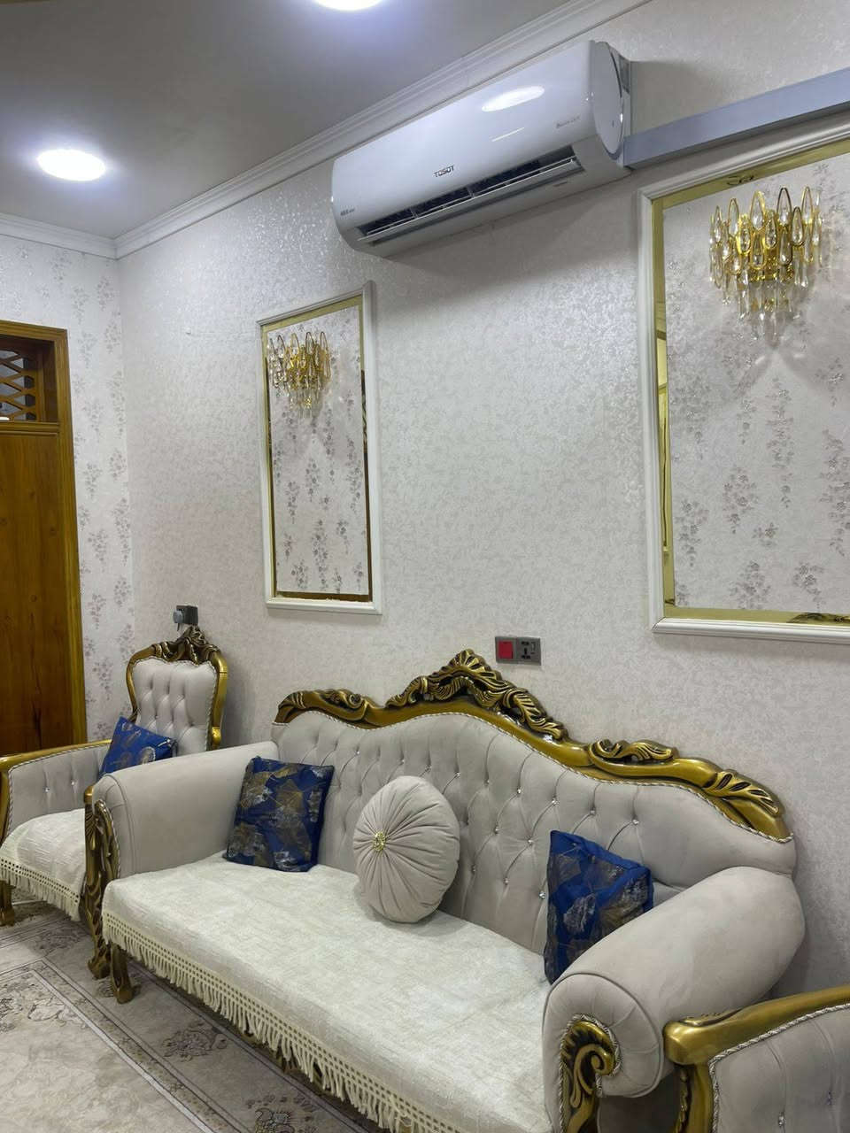 السلام عليكم
يعلن #مكتب_أرض_الخير 🏠

دار #للبيع المساحة ١٠٠م واجهة ٥م النزال ٢٠م

اخو الجديد موقع الدار حي الجهاد الشارقه 

مدخلين و٤ غرف نوم وصالة ومطبخ وخدمات ٢

للاستفسار ***********☎️ اتصال & واتساب
السعر مناسب جدا
