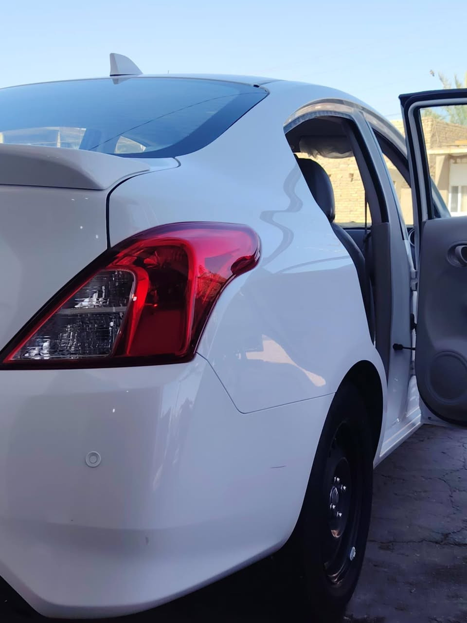 نيسان صني للبيع هندي موديل 24 ماشيه 35 سياره نظيفه وهذا الرقم اتصال ***********
