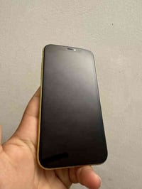 للبيع ايفون ١١ عادي  ذ ٦٤ بطاريه ١٠٠ جهاز شاشته بيها فطر كلش بسيط  جها...