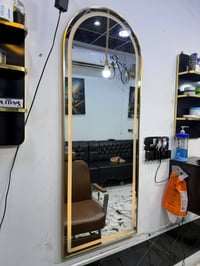 ادوات محل حلاقه  مرايات عدد 3 اضائه عدد3 مغسله عدد1 بسعر مناسب 0773227...
