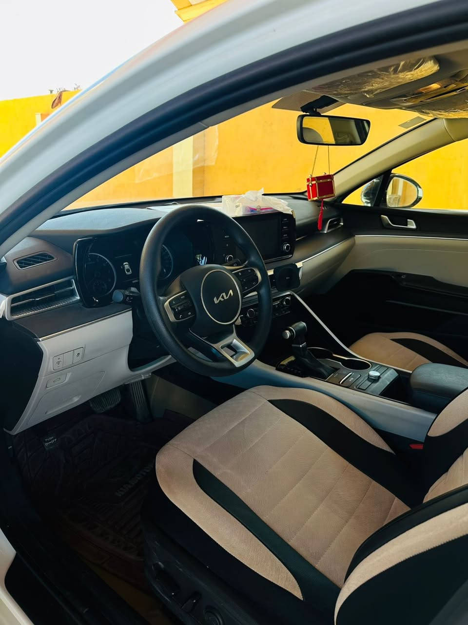 السلام عليكم. خوان مكلف بالنشر  K5  2023خليجي كفله عامه فول مواصفات عده الفتحه  ماشيه ٣٢الف 
سعره ٢٣٠ وبي مجال لعيون الطيبين مكان السياره الرمادي للاستفسار رقم صاحب السياره  ***********
