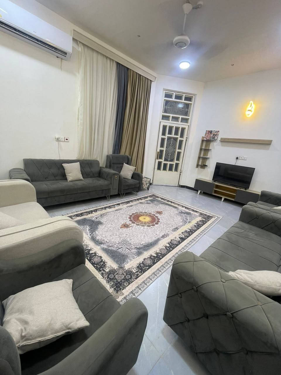 بيت زراعي طابقين  بي وصل مساحة 200 بالصخين ثالث بيت عن  الحولي .
الطابق الاول يحتوي على:

 استقبال + صحيات خارجية 

صالة 

مطبخ + الكاونتر وياا تفصال 

ثلاث غرف + صحيات داخلية 

✨✨✨✨✨✨✨✨

الطابق الثاني يحتوي على: 

صالة

غرفتين 

صحيات

✨✨✨✨✨✨✨

السعر 110

 ✨✨✨✨✨✨✨

لتواصل ***********
